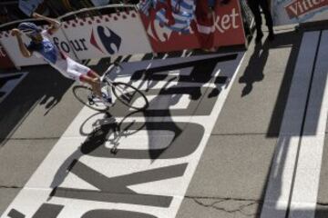 El francés Thibaut Pinot celebra la victoria de etapa al cruzar la línea de meta.
