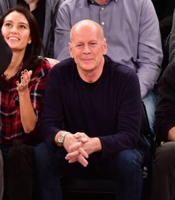 Bruce Willis asiste en el Madison al New York Knicks-Cleveland Cavaliers.