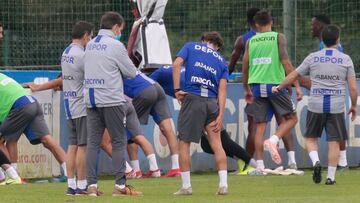 Keko Gontán, tocándose la zona en la que sufrió el pinchazo junto a los médicos del Deportivo.