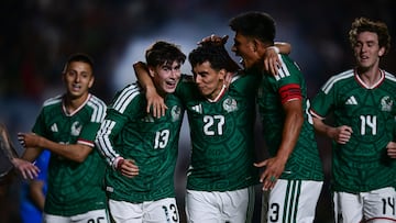 'La Hormiga' González, Richard Ledezma y Jesús Gallardo festejan la victoria de la Selección Mexicana frente a Islandia.