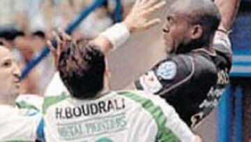 <b>DUREZA. </b>Davis intenta un pase presionado por dos argelinos.