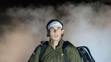 Roger Federer se cruza entre Rafa Nadal y su segunda final