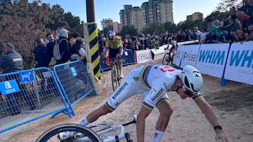 Caída de Van der Poel en la Copa del Mundo de ciclocross en Benidorm.