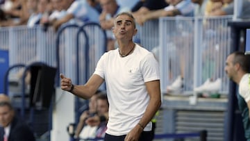 Gaizka Garitano dando órdenes a sus jugadores en La Rosaleda en el partido que enfrentó al Cádiz y al Málaga. Foto: LaLiga.