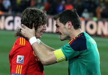 Carles Puyol con Iker Casillas.