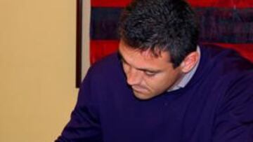 <b>FINAL ESPERADO. </b>Sergio Ballesteros, acompañado por Quico Catalán, firma su contrato en las oficinas del Levante, ayer.