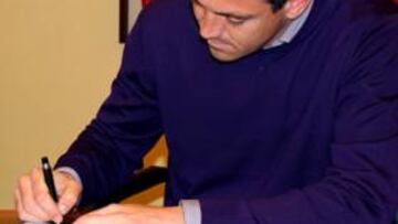 <b>FINAL ESPERADO. </b>Sergio Ballesteros, acompañado por Quico Catalán, firma su contrato en las oficinas del Levante, ayer.