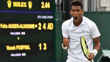 Felix Auger-Aliassime celebra un punto ante Vasek Pospisil en Wimbledon.