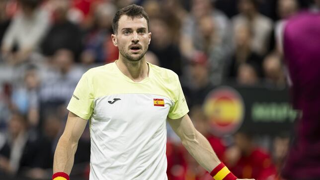 Martínez ejerce de número uno y da a España el primer punto