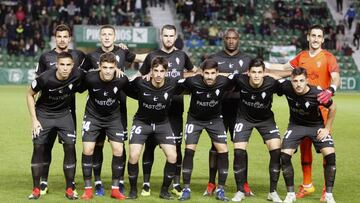 Los jugadores del Sporting de Gij&oacute;n estrenaron camiseta en honor a Quini.