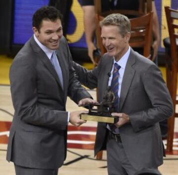 Steve Kerr y su ayudante, Luke Walton, con el premio a Mejor Entrenador.