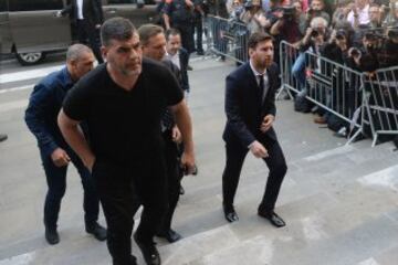 Messi arrives at the court house.