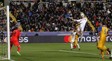 Marcelo crosses the ball to Cristiano and the Portuguese striker headed it to make it 5-0.