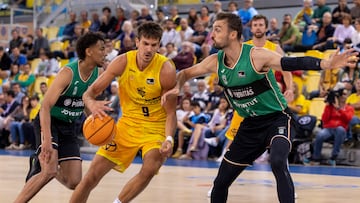 El alero argentino del Dreamland Gran Canaria Nico Brussino (c) intenta superar al alero estadounidense del Joventut Sam Dekker (d) durante el partido de Liga Endesa de baloncesto que se disputa este sábado en el Gran Canaria Arena.