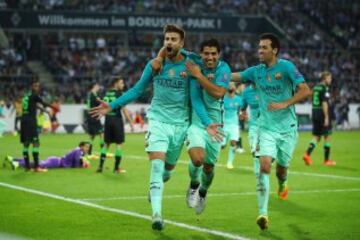 Gerard Pique con Luis Suárez y Sergio Busquets celebrando segundo gol para el Barcelona 