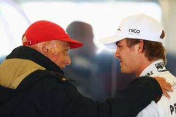 Nico Rosberg charla con Niki Lauda.