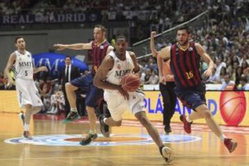 El alero estadounidense del Real Madrid Darden escapa del griego Papanikolau y el brasileño Marcelinho Huertas.