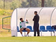 El jugador del Córdoba CF, Rubén Alves hablando con el director deportivo Juanito.