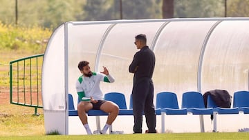 Alves charla con Juanito