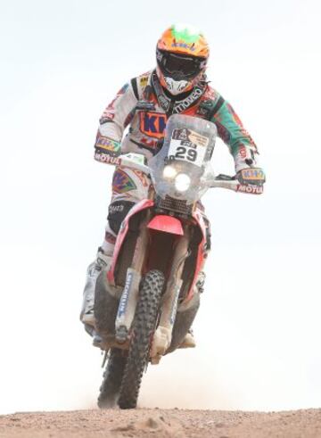 La motociclista española Laia Sanz, del equipo HRC, compite hoy, viernes 16 de enero de 2015, durante la etapa doce del Rally Dakar 2015, entre Río Hondo y Rosario (Argentina).