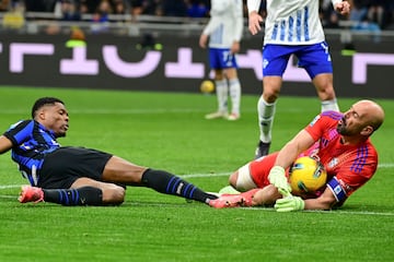 Como's Spanish goalkeeper #25 Pepe Reina (R) gathers the ball at the feet of Inter Milan's Dutch defender #02 Denzel Dumfries (L) during the Italian Serie A football match between Inter Milan and Como at the San Siro Stadium in Milan on December 23, 2024. (Photo by Piero CRUCIATTI / AFP)