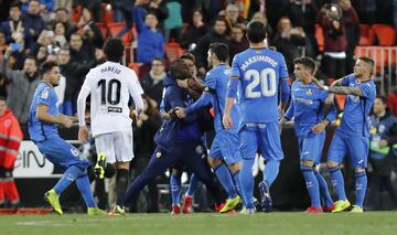 Los jugadores del Valencia y Getafe acabaron enzardados al final del encuentro.