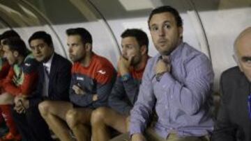 Sergio en el banquillo del Estadio de Vallecas.