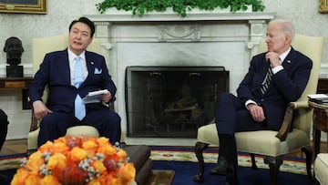 South Korea's President Yoon Suk Yeol and U.S. President Joe Biden meet in the Oval Office of the White House in Washington, U.S. April 26, 2023. REUTERS/Leah Millis