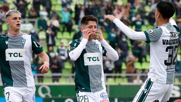 Futbol, Santiago Wanderers vs Deportes Melipilla.
Fecha 27, campeonato de Ascenso 2022.
El jugador de Santiago Wanderers Matias Plaza, centro, celebra su gol contra Deportes Melipilla durante el partido de primera B disputado en el estadio Elias Figueroa de Valparaiso, Chile.
06/08/2022
Andres Pina/Photosport