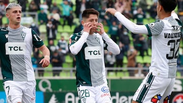 Futbol, Santiago Wanderers vs Deportes Melipilla.
Fecha 27, campeonato de Ascenso 2022.
El jugador de Santiago Wanderers Matias Plaza, centro, celebra su gol contra Deportes Melipilla durante el partido de primera B disputado en el estadio Elias Figueroa de Valparaiso, Chile.
06/08/2022
Andres Pina/Photosport

Football, Santiago Wanderers vs Deportes Melipilla.
27th turn, 2022 Promotion Championship.
Santiago Wanderers player Matias Plaza, center, celebrates after scoring against Deportes Melipilla during the promotion to first division Championship held at the Elias Figueroa stadium in Valparaiso, Chile.
06/08/2022
Andres Pina/Photosport