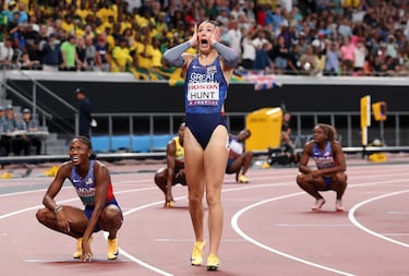 La medallista de plata Amy Hunt, del equipo británico, reacciona mientras la medallista de oro Melissa Jefferson-Wooden, del equipo estadounidense, celebra tras competir en la final femenina de 200 metros en el séptimo día del Campeonato Mundial de Atletismo Tokio. 