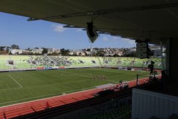 Estadio El&iacute;as Figueroa Brander | Valpara&iacute;so: Uno de los recintos m&aacute;s antiguos del pa&iacute;s y que fue remodelado para ser sede de la Copa Am&eacute;rica, quedando con una capacidad de 23.500 personas. Su nombre es un homenaje en vida al que hasta hoy es considerado el mejor jugador de la historia del f&uacute;tbol chileno, El&iacute;as Figueroa.