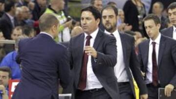 Xavi Pascual y Carles Duran se saludan tras el partido.