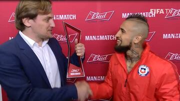 La alegría de Vidal al recibir el premio al mejor del encuentro