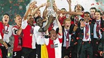 <B>CON EL TROFEO</B>. El Feyenoord ya tiene dos Copas de la UEFA.
