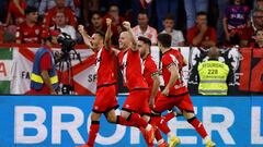 Álvaro García celebra junto a sus compañeros el gol de la victoria.