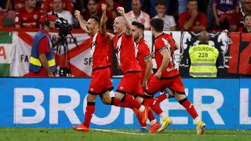 Álvaro García celebra junto a sus compañeros el gol de la victoria.