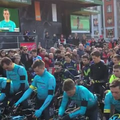 El pelotón de ciclistas rinde homenaje a Scarponi en la Lieja