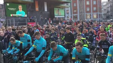 El pelotón de ciclistas rinde homenaje a Scarponi en la Lieja