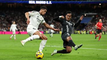 Bellingham se dispone a golpear el balón encimado por Renato Tapia en una jugada del Real Madrid-Leganés de la jornada 29 de LaLiga EA Sports.