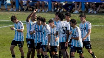 GRADO, 03/08/2025.- Los jugadores del Real Oviedo celebran el gol marcado por su compañero, Salomón Rondón (i), durante el partido de pretemporada entre el Oviedo y la Cultural Leonesa, este domingo en el estadio Marqués De la Vega de Anzo. EFE/Paco Paredes