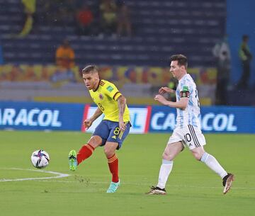 Con un gol en el último minuto, la Selección Colombia salvó un punto en el encuentro ante los dirigidos por Scaloni.  Luis Fernando Muriel y Miguel Borja anotaron. 