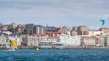 El 49erFX, la tabla de windsurf y el kite, con el Real Club Naútico de Santander de fondo.