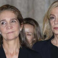 Las infantas Elena y Cristina se vacunaron en Emiratos durante una visita a Juan Carlos I