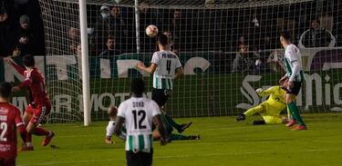 Romo desactiva al Racing y Unionistas se aprovecha