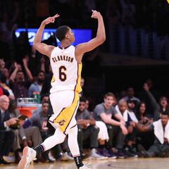 Ni la magia de Booker (39) frena a unos 'Baby Lakers' en racha