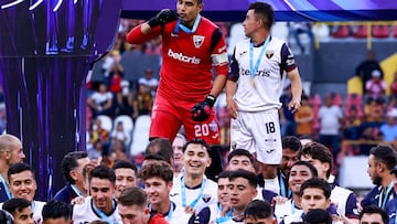 Humberto Hernandez and Christian Bermudez lifties the Champion trophy of Atlante during the final second leg match between Leones Negros and Atlante as part of the Torneo Clausura 2024 Liga BBVA Expansion MX at Jalisco Stadium on May 12, 2024 in Guadalajara, Jalisco, Mexico.