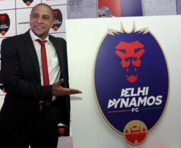 El más veterano de este listado es el brasileño Roberto Carlos (49 años), quien actualmente es jugador y entrenador al mismo tiempo en el balompié hindú con el Delhi Dynamos. El zurdo fue campeón mundial con la Canarinha en Corea-Japón 2002 y formó parte del Real Madrid de los "Galácticos" al lado de Ronaldo, Zinedine Zidane, Raúl y David Beckham.