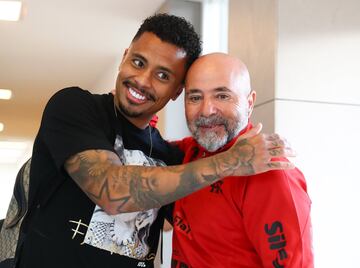 Flamengo publicó esta foto de Allan con Jorge Sampaoli con un mensaje claro: "Padre". Las posibilidades de que Arturo Vidal sume minutos siguen bajando.