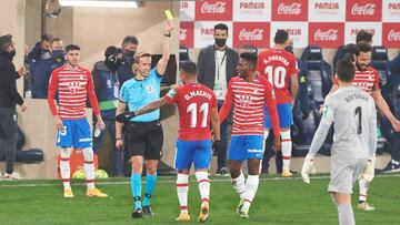 Machís y Eteki protestan a Pizarro Gómez tras decretar el segundo penalti a favor del Villarreal.